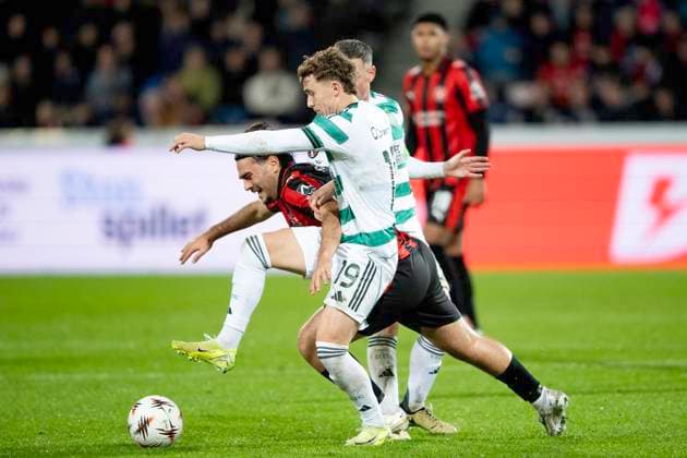 UEFA Europa League FC Midtjylland Celtic FC FC Midtjylland s Aral Simsir in action with Celtic s Callum Osmand and Callum McGregor during the Europa League match between FC Midtjylland and Celtic FC at MCH Arena in Herning on Thursday, November 6, 2025 Photo Bo Amstrup Ritzau Scanpix , Herning Denmark Mors  Copyright: BoxAmrstrupx xRitzauxScanpix BoxAmstrupx spdk20251106-212647-L