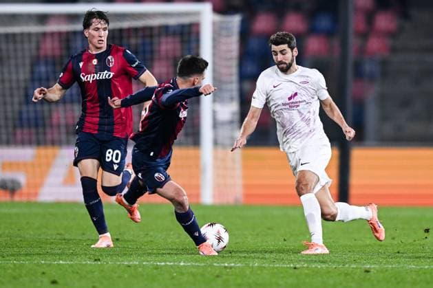 251106 Giovanni Fabbian and Vetle Dragsnes of Brann against Nikola Moro of Bologna during the Europa League football match between Bologna and Brann on November 6, 2025 in Bologna Photo Image Photo BILDBYRAN kod XY XY0083 fotboll football soccer fotball uefa europa league europa league bologna brann bbeng  Copyright: ImagexPhoto BB251106ZN012