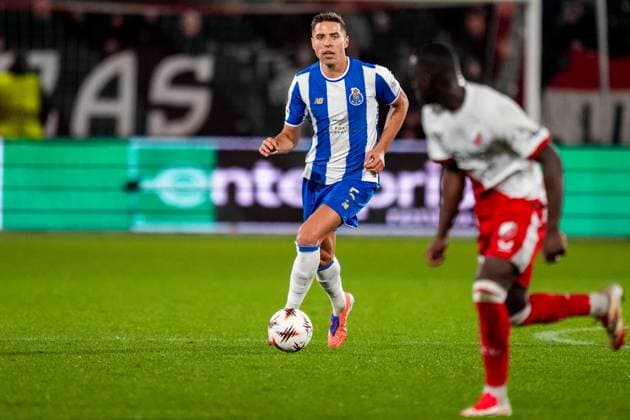 UTRECHT, NETHERLANDS - NOVEMBER 6: Jan Bednarek of FC Porto dribbles with the ball during the UEFA Europa League 2025 26 League Phase MD4 match between FC Utrecht and FC Porto at Stadion Galgenwaard on November 6, 2025 in Utrecht, Netherlands. (Photo by Rene Nijhuis) SPO  Copyright: xRenexNijhuis