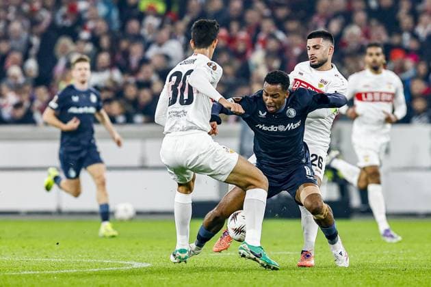 STUTTGART , 06-11-2025 , MHP Arena , season 2025 2026 , UEFA Europa League League phase match between Vfb Stuttgart and Feyenoord , Picture shows Stuttgart player Chema Andres, Feyenoord player Quiten Timber and Stuttgart player Deniz Undav Stuttgart - Feyenoord  x31891908x Copyright: