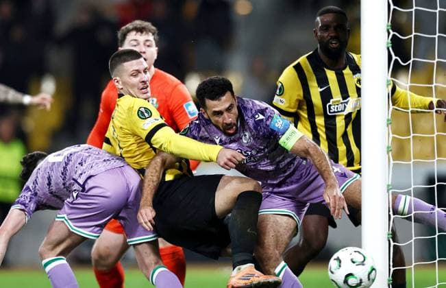 UEFA Europa Conference League Group Phase, OPAP Arena, Athens, Greece 6 11 2025 AEK Athens vs Shamrock Rovers AEK Athens Luka JoviÄ‡ with Roberto Lopes of AEK Athens Luka JoviÄ‡ with Roberto Lopes 6 11 2025  Copyright: x INPHOx PER_5528