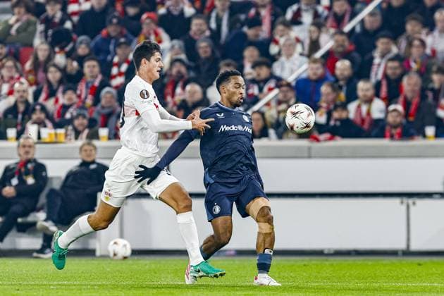 STUTTGART , 06-11-2025 , MHP Arena , season 2025 2026 , UEFA Europa League League phase match between Vfb Stuttgart and Feyenoord , Picture shows Stuttgart player Chema Andres and Feyenoord player Quiten Timber Stuttgart - Feyenoord  x31891979x Copyright: