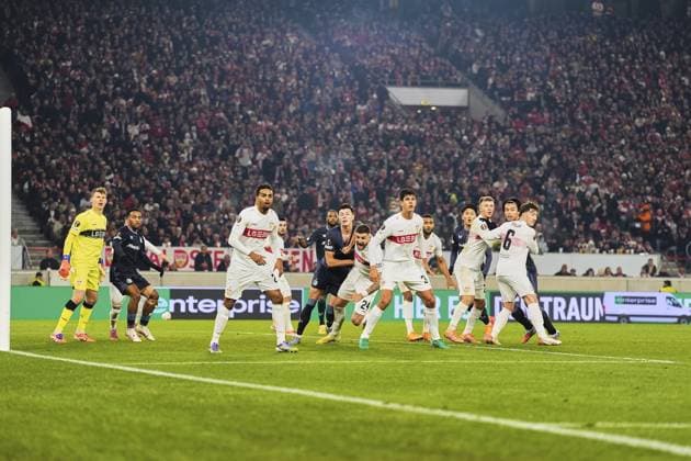 UEFA Europa League: VfB Stuttgart v Feyenoord Stuttgart - Quinten Timber of Feyenoord, Cyle Larin of Feyenoord, Anel AhmedHozic of Feyenoord, Tsuyoshi Watanabe of Feyenoord and Ayase Ueda of Feyenoord during the fourth match of the UEFA Europa League 2025 2026. The match is set between VfB Stuttgart and Feyenoord at Neckarstadion, MHP Arena on 6 November 2025 in Stuttgart, Germany. Copyright: xTomxBodex