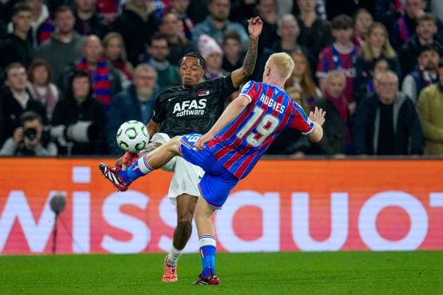 2025-11-06 Crystal Palace v AZ Alkmaar - UEFA Conference League 2025 26 League Phase MD4 LONDON, UNITED KINGDOM - NOVEMBER 6: Elijah Dijkstra of AZ Alkmaar battles for possession with Will Hughes of Crystal Palace during the UEFA Conference League 2025 26 League Phase MD4 match between Crystal Palace and AZ Alkmaar at Selhurst Park Stadium on November 6, 2025 in London, United Kingdom. London Selhurst Park Stadium United Kingdom Content not available for redistribution in The Netherlands directly or indirectly through any third parties. Copyright: xEdxvanxdexPolx