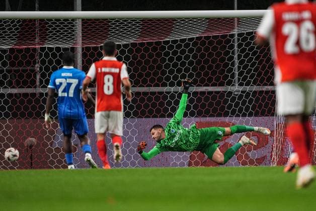 Genk s goalkeeper Hendrik Van Crombrugge cannot catch the ball during a soccer game between Portuguese soccer team SC Braga and Belgian club KRC Genk, on Thursday 06 November 2025, in Braga, fourth game (out of 8) in the league phase of the UEFA Europa League competition. JOMAxGISBERT  x139682640x