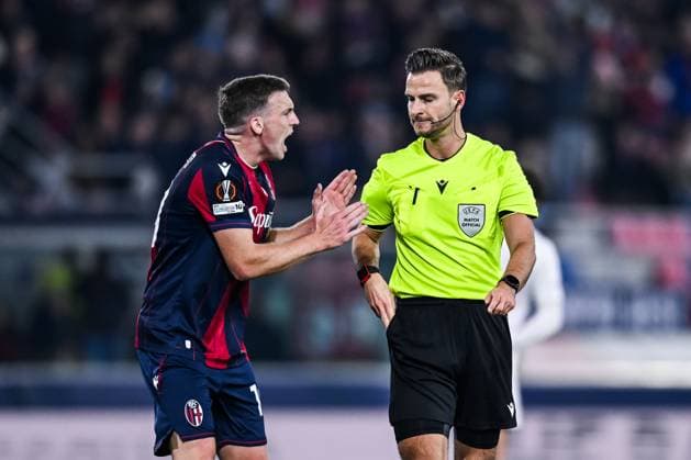 251106 Lewis Ferguson of Bologna and referee Daniel Schlager during the Europa League football match between Bologna and Brann on November 6, 2025 in Bologna Photo Image Photo BILDBYRAN kod XY XY0083 fotboll football soccer fotball uefa europa league europa league bologna brann bbeng  Copyright: ImagexPhoto BB251106ZB010