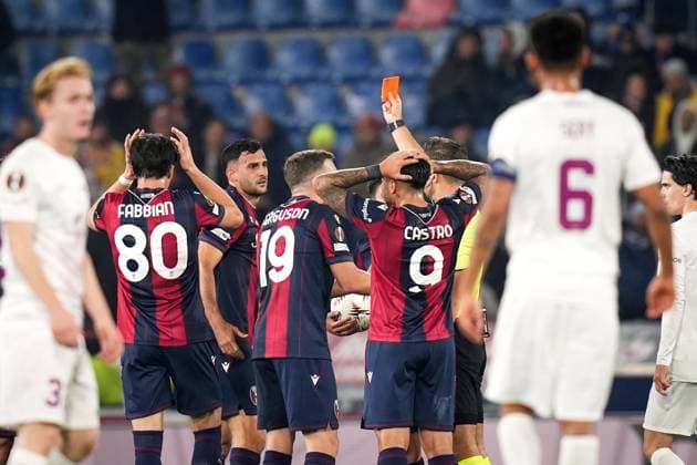 The referee Daniel Schlager gives a red card to Bologna s Charalampos Lykogiannis during the UEFA Europa League soccer match between Bologna and Brann at the Renato DallÕAra Stadium in Bologna, north Italy - Thursday, November 6, 2025 -  Copyright: xMassimoxPaolone LaPressex