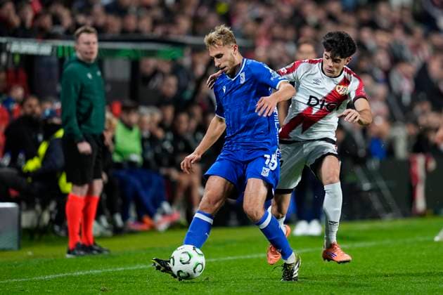November 6, 2025, Madrid, Madrid, SPAIN: Michal Gurgul of Lech Poznan and Fran Perez of Rayo Vallecano in action during the UEFA Conference League 2025 26 League Phase MD3 match between Rayo Vallecano de Madrid and KKS Lech Poznan at Estadio Vallecas on November 06, 2025 in Madrid, Spain. Madrid SPAIN - ZUMAa181 20251106_zaa_a181_045 Copyright: xDennisxAgyemanx