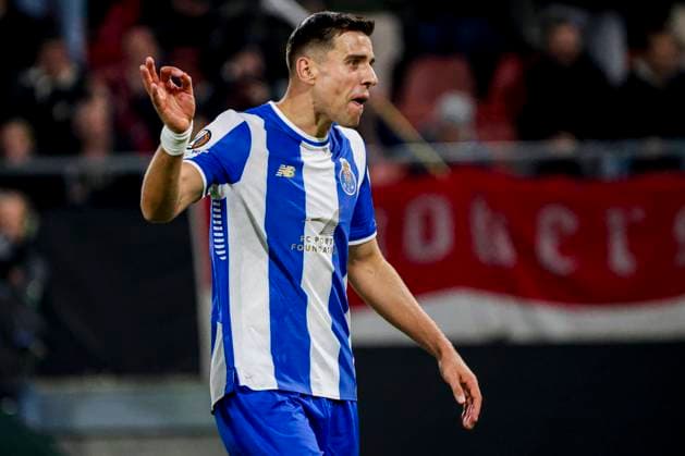 Jan Bednarek of FC Porto gestures FC Utrecht v FC Porto, UEFA Europa League 2025 26 League Phase MD4, FC Utrecht v FC Porto, Stadion Galgenwaard, November 6, 2025, Utrecht, Netherlands.