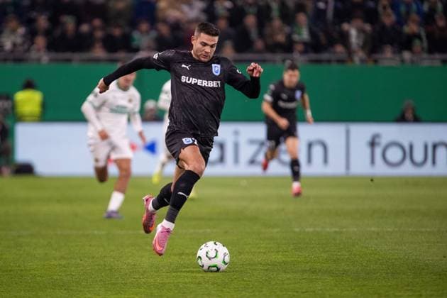 SOCCER - UEFA ECL, Rapid vs Craiova VIENNA,AUSTRIA,06.NOV.25 - SOCCER - UEFA Conference League, SK Rapid Wien vs CS Universitatea Craiova. Image shows Samuel Teles (Craiova).  GEPAxpictures xPhilippxBrem