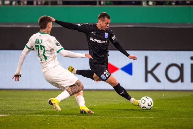 SOCCER - UEFA ECL, Rapid vs Craiova VIENNA,AUSTRIA,06.NOV.25 - SOCCER - UEFA Conference League, SK Rapid Wien vs CS Universitatea Craiova. Image shows Bendeguz Bolla (Rapid) and Alexandru Cicaldau (Craiova).  GEPAxpictures xPhilippxBrem
