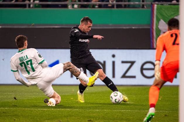 SOCCER - UEFA ECL, Rapid vs Craiova VIENNA,AUSTRIA,06.NOV.25 - SOCCER - UEFA Conference League, SK Rapid Wien vs CS Universitatea Craiova. Image shows Bendeguz Bolla (Rapid) and Alexandru Cicaldau (Craiova).  GEPAxpictures xPhilippxBrem