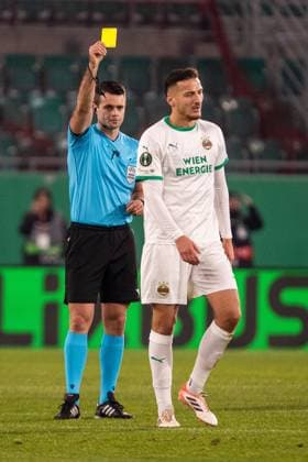 SOCCER - UEFA ECL, Rapid vs Craiova VIENNA,AUSTRIA,06.NOV.25 - SOCCER - UEFA Conference League, SK Rapid Wien vs CS Universitatea Craiova. Image shows referee Martin Matosa (SVN) and Ercan Kara (Rapid). Keywords: yellow card.  GEPAxpictures xPhilippxBrem