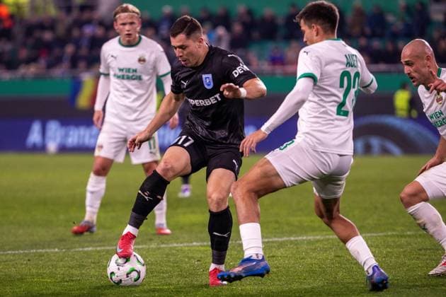 SOCCER - UEFA ECL, Rapid vs Craiova VIENNA,AUSTRIA,06.NOV.25 - SOCCER - UEFA Conference League, SK Rapid Wien vs CS Universitatea Craiova. Image shows Carlos Mora (Craiova) and Jonas Auer (Rapid).  GEPAxpictures xPhilippxBrem