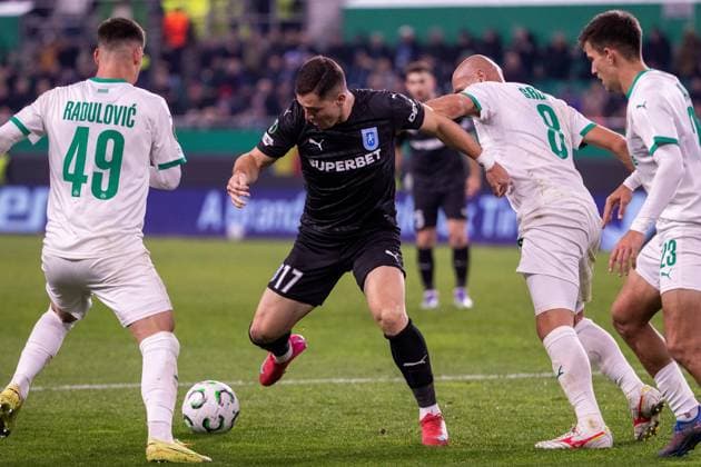 SOCCER - UEFA ECL, Rapid vs Craiova VIENNA,AUSTRIA,06.NOV.25 - SOCCER - UEFA Conference League, SK Rapid Wien vs CS Universitatea Craiova. Image shows Andrija Radulovic (Rapid), Carlos Mora (Craiova) and Lukas Grgic (Rapid).  GEPAxpictures xPhilippxBrem
