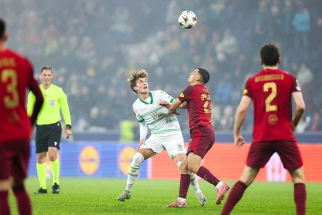 SOCCER - UEFA EL, RBS vs Deventer SALZBURG,AUSTRIA,06.NOV.25 - SOCCER - UEFA Europa League, Red Bull Salzburg vs Go Ahead Eagles Deventer. Image shows Oskar Siira Sivertsen (Deventer) and Stefan Lainer (RBS).  GEPAxpictures xMathiasxMandl