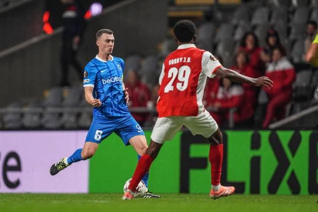 Genk s Bryan Heynen and Braga s Jean-Baptiste Gorby fight for the ball during a soccer game between Portuguese soccer team SC Braga and Belgian club KRC Genk, on Thursday 06 November 2025, in Braga, fourth game (out of 8) in the league phase of the UEFA Europa League competition. JOMAxGISBERT  x139687560x