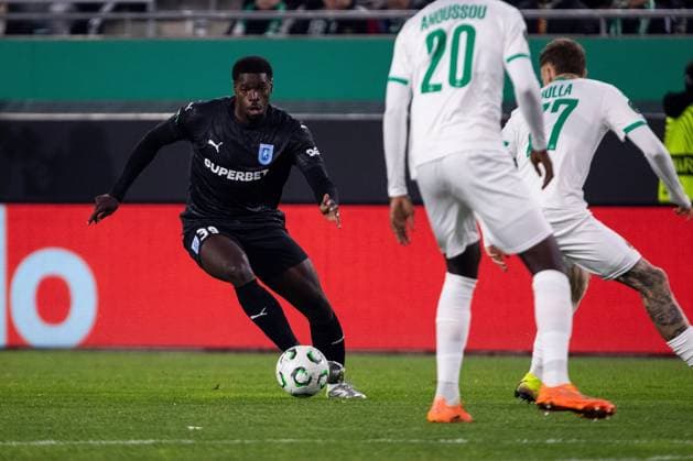 SOCCER - UEFA ECL, Rapid vs Craiova VIENNA,AUSTRIA,06.NOV.25 - SOCCER - UEFA Conference League, SK Rapid Wien vs CS Universitatea Craiova. Image shows Steven Nsimba (Craiova).  GEPAxpictures xPhilippxBrem