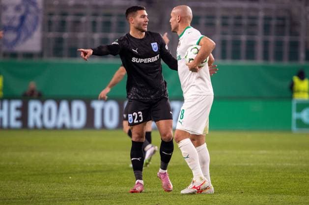 SOCCER - UEFA ECL, Rapid vs Craiova VIENNA,AUSTRIA,06.NOV.25 - SOCCER - UEFA Conference League, SK Rapid Wien vs CS Universitatea Craiova. Image shows Samuel Teles (Craiova) and Lukas Grgic (Rapid).  GEPAxpictures xPhilippxBrem