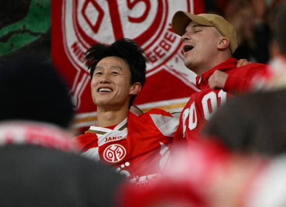 Conference League Mewa Arena Mainz 0611 2025 1 FSV Mainz 05 mz AC Florence flo 2 1 Jae Sung LEE 1 FSV Mainz 05 with the fans Football Conference League 1 FSV Mainz 05
