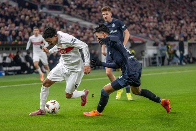 Tiago Tomas VfB Stuttgart and Tsuyoshi Watanabe Feyenoord Rotterdam xettx, Germany, Stuttgart, 06 11 2025, Football, UEFA Europa League VfB Stuttgart vs Feyenoord Rotterdam, Season 2025 2026, Match Day 4, MHP Arena