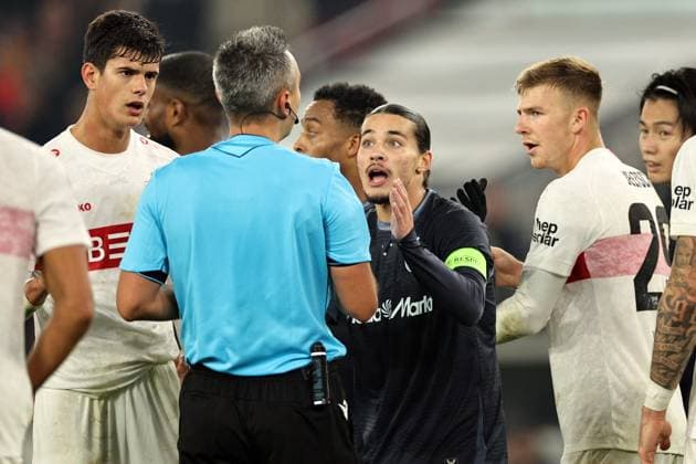 STUTTGART - (l-r) Referee HoraÈ›iu FeÈ™nic, Anis Hadj Moussa of Feyenoord during the UEFA Europa League match between VFB Stuttgart and Feyenoord Rotterdam at the Stuttgart Arena on November 6, 2025 in Stuttgart, Germany. ANP BART STOUTJESDIJK UEFA Europa League Matchday 4 2025-2026 xVIxANPxSportx xxANPxIVx 541420753 originalFilename: 541420753.jpg
