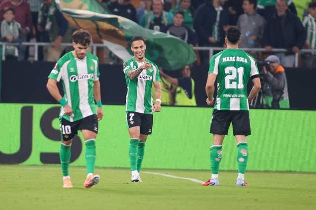 UEFA Europa Leauge: Real Betis vs Olympique Lyon Sevilla, Spain - 06 11 2025: UEFA Europa League match between Real Betis Balompie and Olympique Lyon at Estadio La Cortuja 7 Real Betis attacker, Antony celebrates scoring his sides second goal of the match Mandatory Credit: Toby Tande Avant Sports Agency Sevilla Estadio La Cortuja Spain Copyright: xx