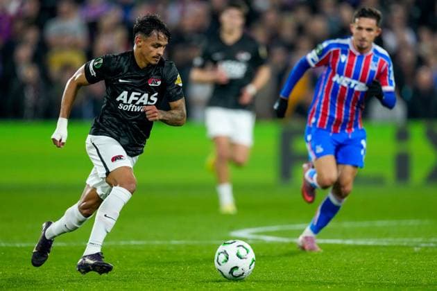 2025-11-06 Crystal Palace v AZ Alkmaar - UEFA Conference League 2025 26 League Phase MD4 LONDON, UNITED KINGDOM - NOVEMBER 6: Weslley Patati of AZ Alkmaar runs with the ball during the UEFA Conference League 2025 26 League Phase MD4 match between Crystal Palace and AZ Alkmaar at Selhurst Park Stadium on November 6, 2025 in London, United Kingdom. London Selhurst Park Stadium United Kingdom Content not available for redistribution in The Netherlands directly or indirectly through any third parties. Copyright: xEdxvanxdexPolx