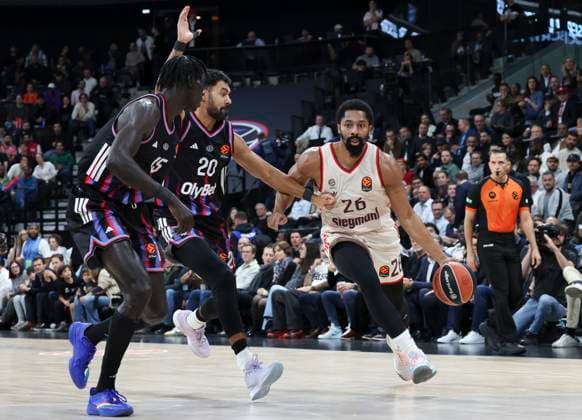 BASKET BALL : Paris Basket Vs Bayern - Euroligue - 06 11 2025 Spencer Dinwiddie (Bayern) Vs Jeremy Morgan (Paris) - Mouhamed Faye (Paris) ParisFrance  Copyright: xMichaelxBaucherx