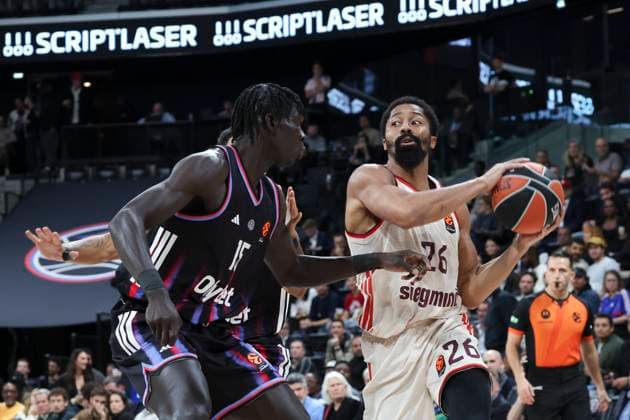 BASKET BALL : Paris Basket Vs Bayern - Euroligue - 06 11 2025 Spencer Dinwiddie (Bayern) Vs Mouhamed Faye (Paris) ParisFrance  Copyright: xMichaelxBaucherx