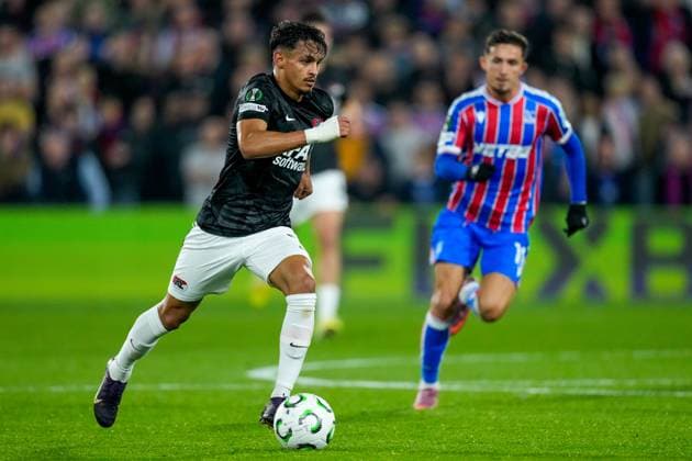2025-11-06 Crystal Palace v AZ Alkmaar - UEFA Conference League 2025 26 League Phase MD4 LONDON, UNITED KINGDOM - NOVEMBER 6: Weslley Patati of AZ Alkmaar runs with the ball during the UEFA Conference League 2025 26 League Phase MD4 match between Crystal Palace and AZ Alkmaar at Selhurst Park Stadium on November 6, 2025 in London, United Kingdom. London Selhurst Park Stadium United Kingdom Content not available for redistribution in The Netherlands directly or indirectly through any third parties. Copyright: xEdxvanxdexPolx