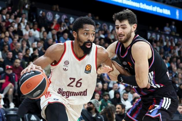 BASKET BALL : Paris Basket Vs Bayern - Euroligue - 06 11 2025 Spencer Dinwiddie (Bayern) Vs Sebastian Herrera (Paris) ParisFrance  Copyright: xMichaelxBaucherx