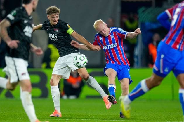 2025-11-06 Crystal Palace v AZ Alkmaar - UEFA Conference League 2025 26 League Phase MD4 LONDON, UNITED KINGDOM - NOVEMBER 6: Sven Mijnans of AZ Alkmaar battles for possession with Will Hughes of Crystal Palace during the UEFA Conference League 2025 26 League Phase MD4 match between Crystal Palace and AZ Alkmaar at Selhurst Park Stadium on November 6, 2025 in London, United Kingdom. London Selhurst Park Stadium United Kingdom Content not available for redistribution in The Netherlands directly or indirectly through any third parties. Copyright: xEdxvanxdexPolx