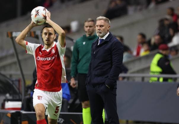 Sporting de Braga-Genk-EuropaLeague-Matchday 4-6-11-2025 Thorsten Fink of KRC Genk manager of Genk in action during the UEFA Europe League, Phase League, Matchday 4, between Sporting Club de Braga and KRC Genk at Stadium Municipal of Braga on November 6, 2025 in Braga (Portugal) (Photo by Luis de la Mata SportPix Sipa USA) Braga Stadium Municipal of Braga Braga Portugal Copyright: xLuisxdexlaxMatax xsportPix.org.ux