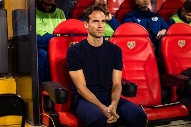 Inigo Perez seen during UEFA Conference League league phase game between team of Rayo Vallecano and Lech Poznan (Maciej Rogowski Ball Raw Images) Madrid Estadio de Vallecas Spain Copyright: xMaciejxRogowskix maciejrogowski_rayo_lech_2526-13