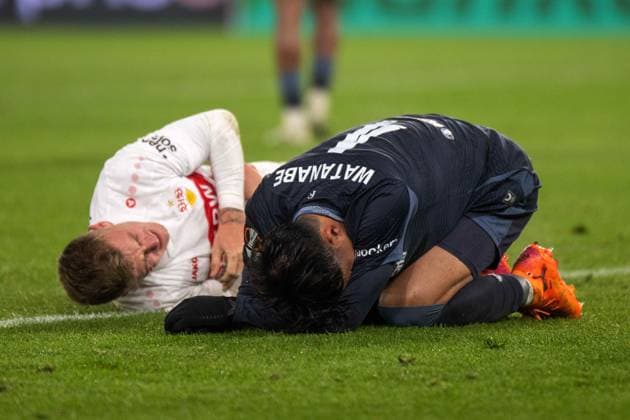 Finn Jeltsch VfB Stuttgart and Tsuyoshi Watanabe Feyenoord Rotterdam lie injured on the ground xettx, Germany, Stuttgart, 06 11 2025, Football, UEFA Europa League VfB Stuttgart vs Feyenoord Rotterdam, Season 2025 2026, Match Day 4, MHP Arena
