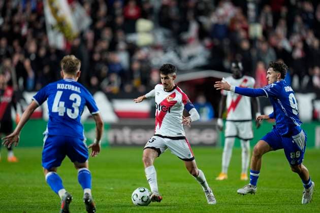 November 6, 2025, Madrid, Madrid, SPAIN: Oscar Valentin of Rayo Vallecano in action during the UEFA Conference League 2025 26 League Phase MD3 match between Rayo Vallecano de Madrid and KKS Lech Poznan at Estadio Vallecas on November 06, 2025 in Madrid, Spain. Madrid SPAIN - ZUMAa181 20251106_zaa_a181_054 Copyright: xDennisxAgyemanx