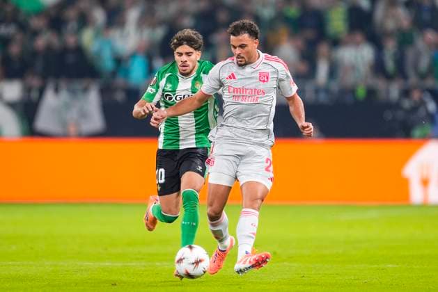 November 6, 2025, Sevilla, Sevilla, SPAIN: Abde Ezzalzouli of Real Betis and Adam Karabec of Olympique de Lyon in action during the UEFA Europa League, football match played between Real Betis and Olympique de Lyon at La Cartuja stadium on November 6, 2025, in Sevilla, Spain. Sevilla SPAIN - ZUMAa181 20251106_zaa_a181_058 Copyright: xJoaquinxCorcherox