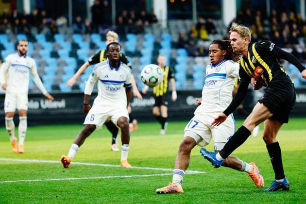 Strasbourgs Mathis Amougou and Häckens Pontus Dahbo during Thursdays Conference League football match, third round, between BK Häcken and RC Strasbourg Alsace at Gamla Ullevi in Gothenburg, Sweden on November 06, 2025 GÖTEBORG SWEDEN x9200x  Copyright: xAdamxIhse TTx CONFERENCE LEAGUE HECKEN - RC STRASBOURG
