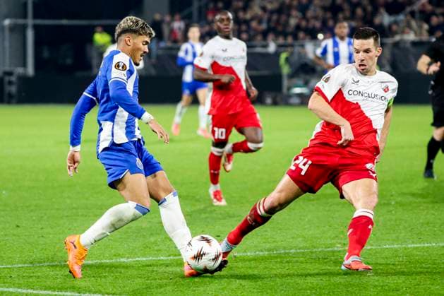 William Gomes of FC Porto passes the ball under pressure from Nick Viergever of FC Utrecht FC Utrecht v FC Porto, UEFA Europa League 2025 26 League Phase MD4, FC Utrecht v FC Porto, Stadion Galgenwaard, November 6, 2025, Utrecht, Netherlands.