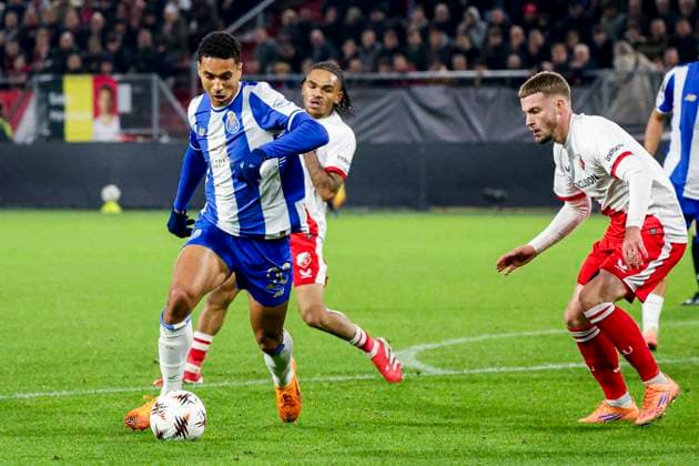 Alberto Costa of FC Porto dribbles with the ball under pressure from Davy van den Berg of FC Utrecht FC Utrecht v FC Porto, UEFA Europa League 2025 26 League Phase MD4, FC Utrecht v FC Porto, Stadion Galgenwaard, November 6, 2025, Utrecht, Netherlands.