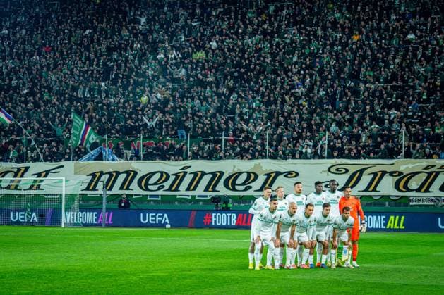 SOCCER - UEFA ECL, Rapid vs Craiova VIENNA,AUSTRIA,06.NOV.25 - SOCCER - UEFA Conference League, SK Rapid Wien vs CS Universitatea Craiova. Image shows the team of SK Rapid Wien in front of their fans.  GEPAxpictures xKevinxHackner