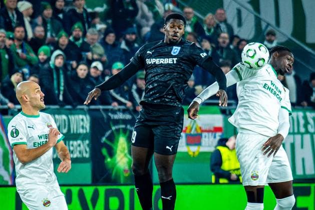 SOCCER - UEFA ECL, Rapid vs Craiova VIENNA,AUSTRIA,06.NOV.25 - SOCCER - UEFA Conference League, SK Rapid Wien vs CS Universitatea Craiova. Image shows Lukas Grgic (Rapid), Steven Nsimba (Craiova) and Serge Philippe Raux Yao (Rapid).  GEPAxpictures xKevinxHackner