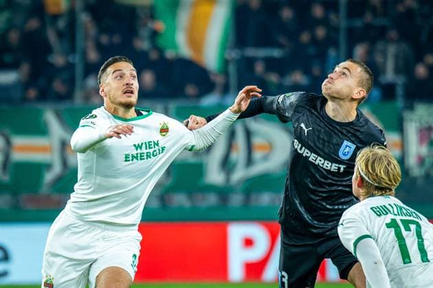 SOCCER - UEFA ECL, Rapid vs Craiova VIENNA,AUSTRIA,06.NOV.25 - SOCCER - UEFA Conference League, SK Rapid Wien vs CS Universitatea Craiova. Image shows Ercan Kara (Rapid), Oleksandr Romanchuk (Craiova) and Tobias Gulliksen (Rapid).  GEPAxpictures xKevinxHackner
