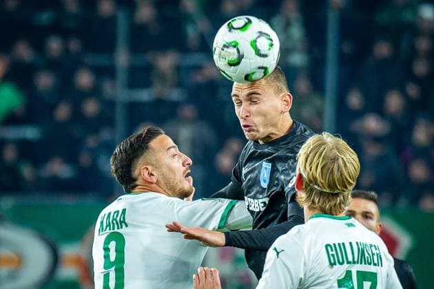 SOCCER - UEFA ECL, Rapid vs Craiova VIENNA,AUSTRIA,06.NOV.25 - SOCCER - UEFA Conference League, SK Rapid Wien vs CS Universitatea Craiova. Image shows Ercan Kara (Rapid),Oleksandr Romanchuk (Craiova) and Tobias Gulliksen (Rapid).  GEPAxpictures xKevinxHackner