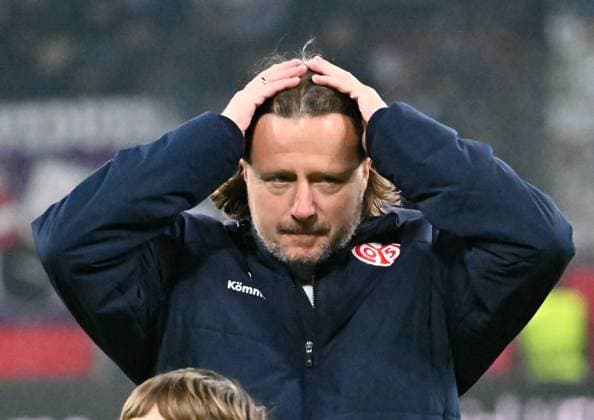 06 11 2025, xsltx, Football UEFA Conference League, FSV Mainz 05 AC Florence v l A thoughtful Bo Henriksen Head Coach 1 FSV Mainz 05 after the 2 1 win against Florence DFL DFB REGULATIONS PROHIBIT ANY USE OF PHOTOGRAPHS as IMAGE SEQUENCES and or QUASI VIDEO