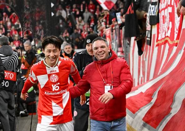 06 11 2025, xsltx, Football UEFA Conference League, FSV Mainz 05 AC Florence v l Goalscorer Jae Sung Lee 1 FSV Mainz 05 was called to the balcony by the fans DFL DFB REGULATIONS PROHIBIT ANY USE OF PHOTOGRAPHS as IMAGE SEQUENCES and or QUASI VIDEO