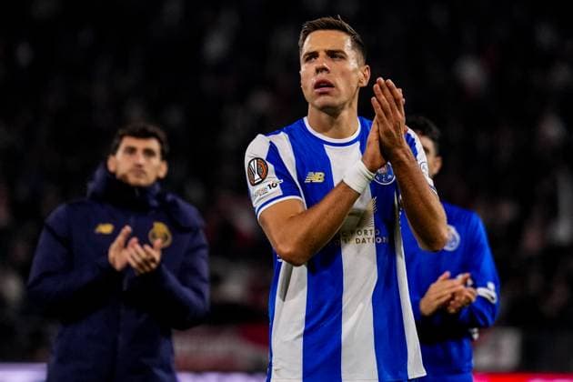 UTRECHT, NETHERLANDS - NOVEMBER 6: Jan Bednarek of FC Porto applauds the fans after the UEFA Europa League 2025 26 League Phase MD4 match between FC Utrecht and FC Porto at Stadion Galgenwaard on November 6, 2025 in Utrecht, Netherlands. (Photo by Rene Nijhuis) SPO  Copyright: xRenexNijhuis