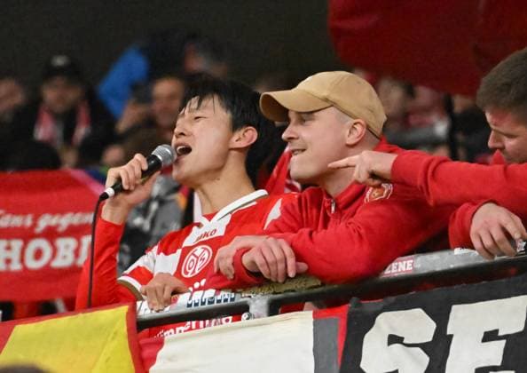 06 11 2025, xsltx, Football UEFA Conference League, FSV Mainz 05 AC Florence v l Goalscorer Jae Sung Lee 1 FSV Mainz 05 starts the fan chant Give me a H DFL DFB REGULATIONS PROHIBIT ANY USE OF PHOTOGRAPHS as IMAGE SEQUENCES and or QUASI VIDEO