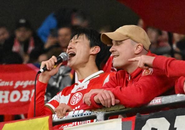 06 11 2025, xsltx, Football UEFA Conference League, FSV Mainz 05 AC Florence v l Goalscorer Jae Sung Lee 1 FSV Mainz 05 starts the fan chant Give me a H DFL DFB REGULATIONS PROHIBIT ANY USE OF PHOTOGRAPHS as IMAGE SEQUENCES and or QUASI VIDEO